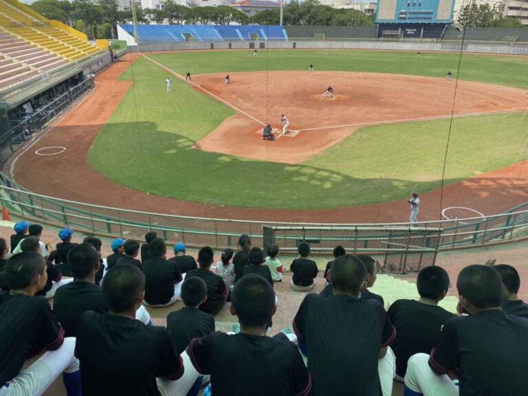 ▲樂天棒球夏令營學生至嘉義縣立棒球場，觀賞樂天海沃二軍與台鋼雄鷹二軍的正式比賽，真正感受球星在球場發光發熱的努力成果。（嘉義縣政府提供）