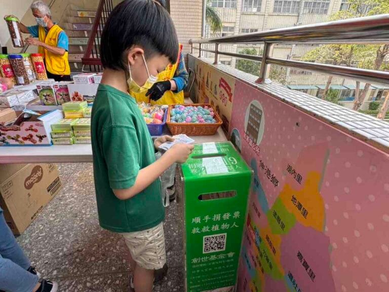 ▲為幫助籌建創世清寒植物人安養院-新建第18家花蓮分院，彰化多所學校聯合發起捐發票公益活動，透過捐發票活動，讓孩子們參與公益，學習助人的精神。（創世基金會提供）