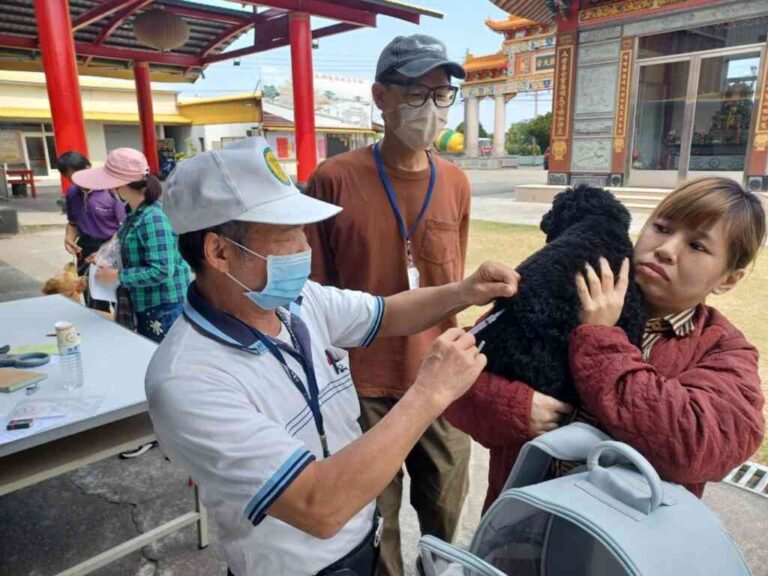 ▲民眾帶毛小孩参加巡迴注射情形。（記者廖妙茜翻攝）