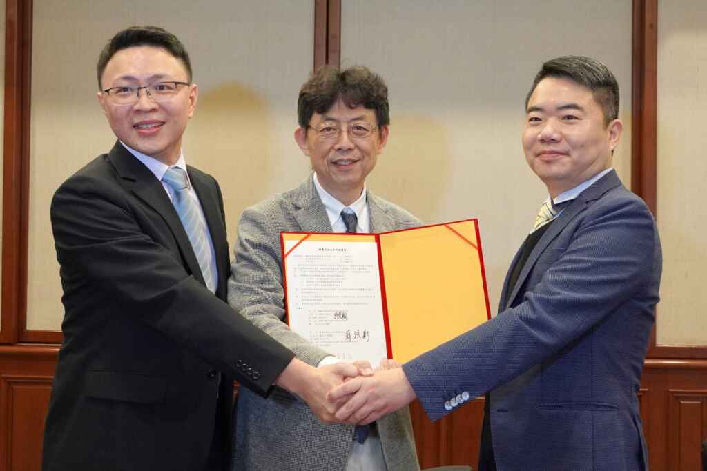 ▲大葉大學方文昌校長(中)、優勝新能源再生科技股份有限公司許景翔董事長(左)、優勝處鋰科技股份有限公司蘇泫彰董事長(右)簽署三方合作備忘錄。(大葉大學提供)