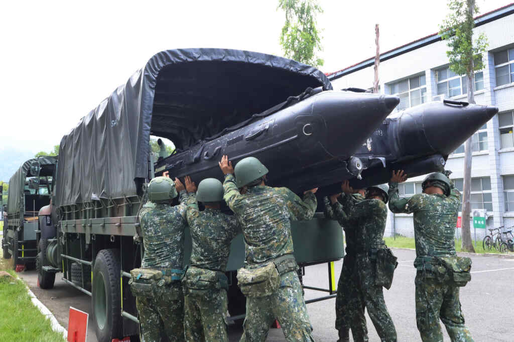 ▲工兵群官兵實施災防背包、物資及飲用水檢整，並將舟艇裝載上車。（記者張玉泰翻攝）