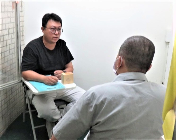 ▲南投就業中心業務輔導員許哲維,不定期與轄區監所合作,提早入監協助就業諮詢,無縫接軌就業服務。(中彰投分署提供)