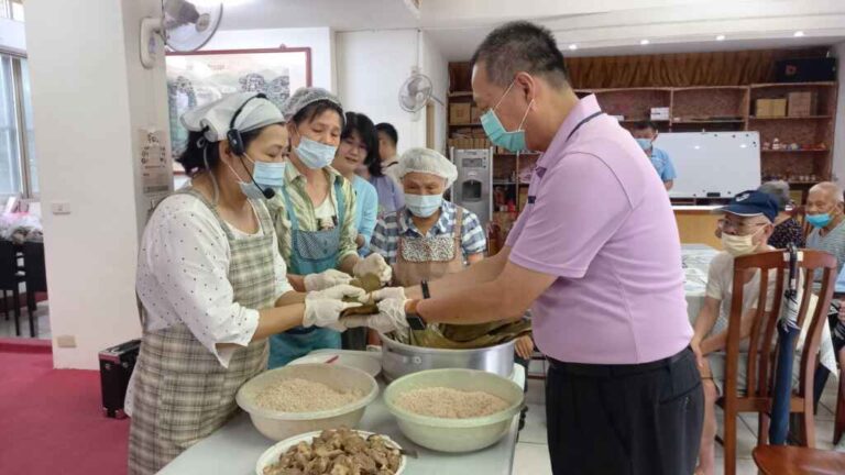 ▲彰化榮家為讓住民感受節日氣氛，邀請關懷小丑協會莊秀美老師教導安養住民及日照中心學員一起包粽子，讓長輩體驗包粽樂趣與重拾回憶。（彰化榮譽國民之家提供）