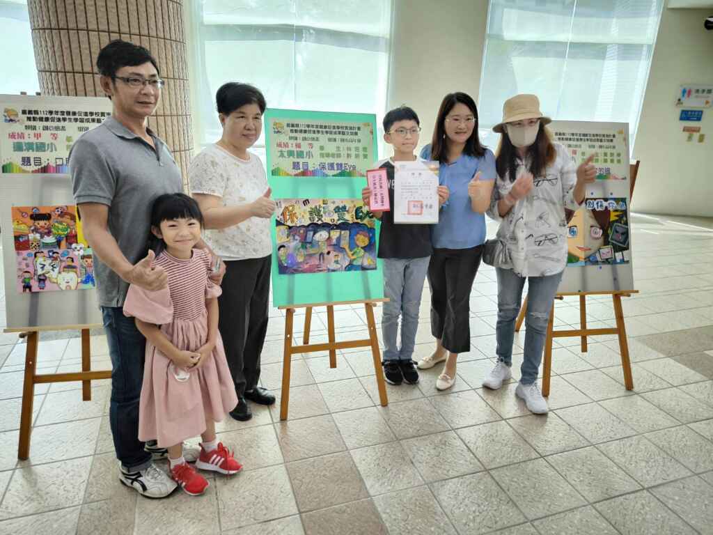 ▲「112學年度健康促進成果發表觀摩暨前後測成效評價報告研討會」,由教育處長李美華為績優學校頒獎。(嘉義縣政府提供)
