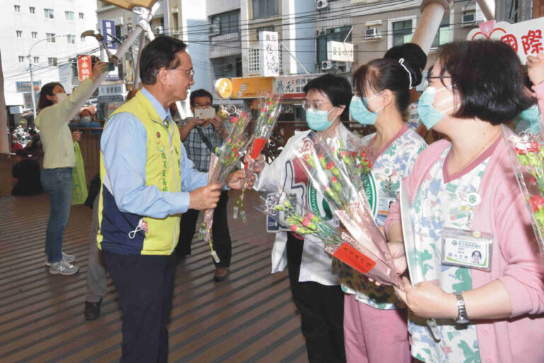 ▲林世賢市長（圖左）一一贈送康乃馨，代表市民感謝護理師為家庭付出，更視病如親。（彰基醫院提供）