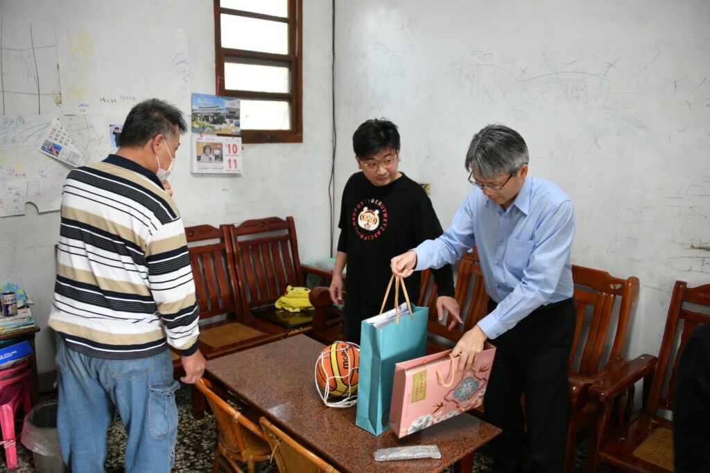 ▲謝典林議長致贈籃球、生活用品提供支援。(彰化縣議會提供)