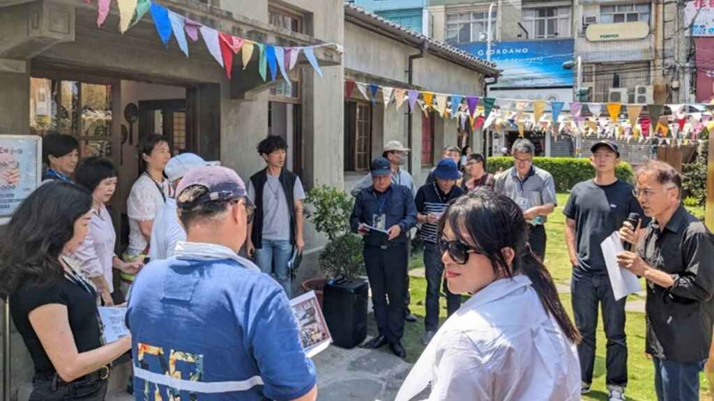 ▲文化局向評審委員解說和美街長宿舍。(彰化縣文化局提供)