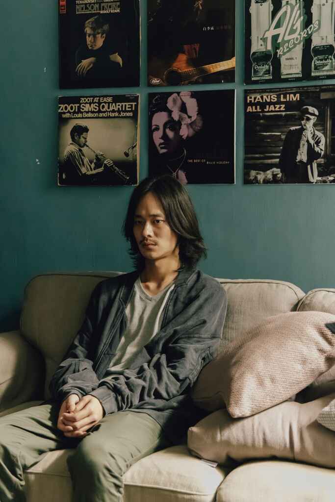 ▲夏騰宏在《幸福房屋事件簿》飾演拋棄未婚妻的黑膠唱片發燒友,未婚妻在醫院過世後,化身化身化身厲鬼來討命。(逆光電影股份有限公司提供)