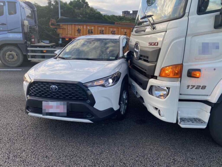 ▲大貨車國道惡意逼車釀事故 國道警祭重罰 。（民眾提供）