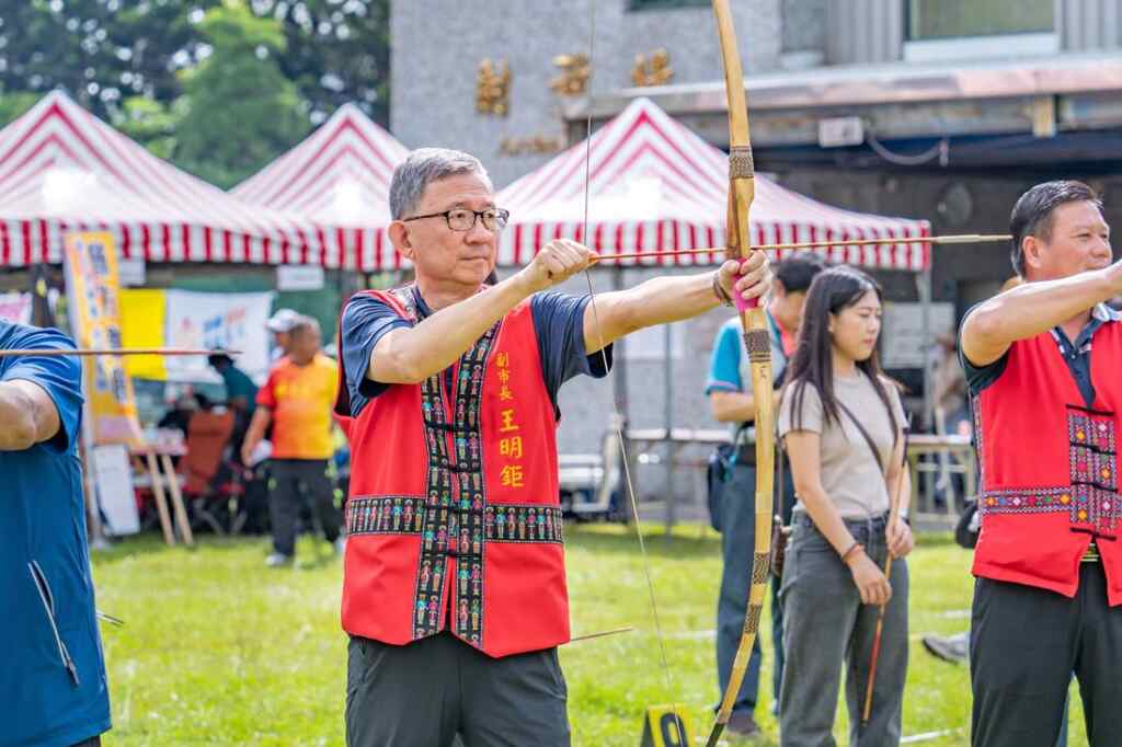 ▲桃園市副市長王明鉅與貴賓們共同完成開弓儀式，正式揭開賽事序幕。（台北市政府提供）