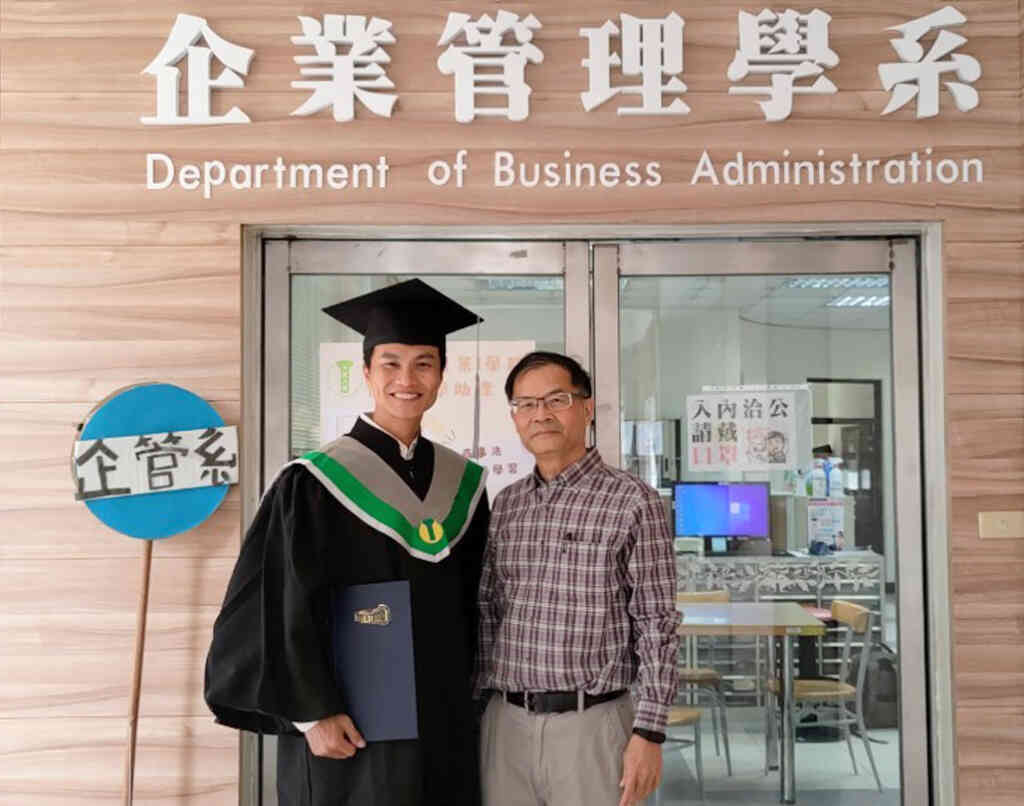 ▲任傑(左)感謝大葉大學企管系曾清枝老師(右)的論文指導。（大葉大學提供）