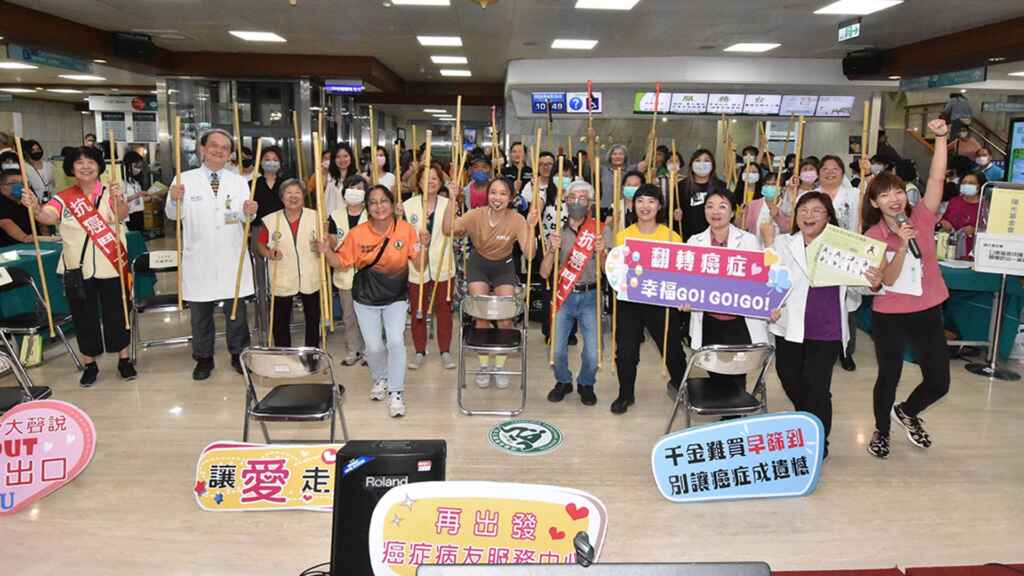 ▲不倒翁學校教練帶領現場民眾體驗有防止跌倒、保護關節及增強肌力等三大好處的健走杖運動。.JPG