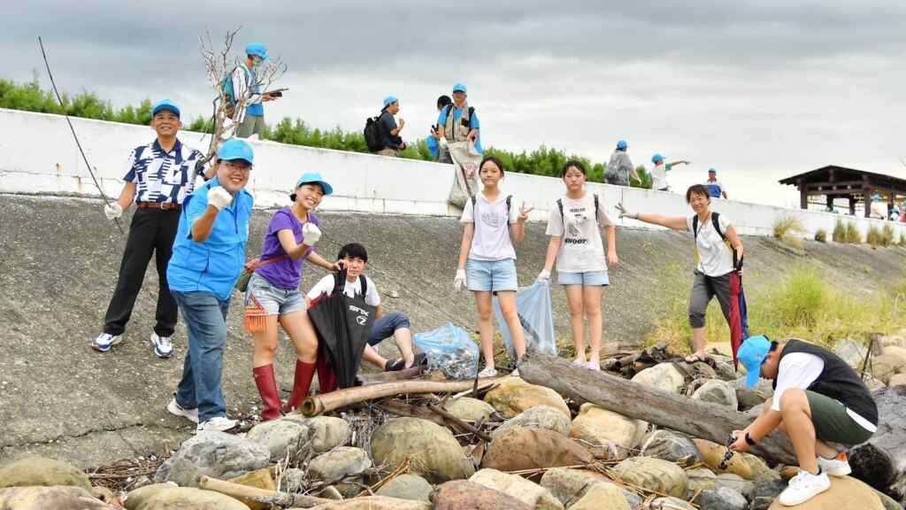 ▲國際扶輪3462地區總監楊曜聰表示，我們用實際行動來保護環境，不僅清理了海岸和沙灘，還傳遞了環保理念，並加深了大家對環境保護的認識和責任感。（國際扶輪3462地區美學團隊）