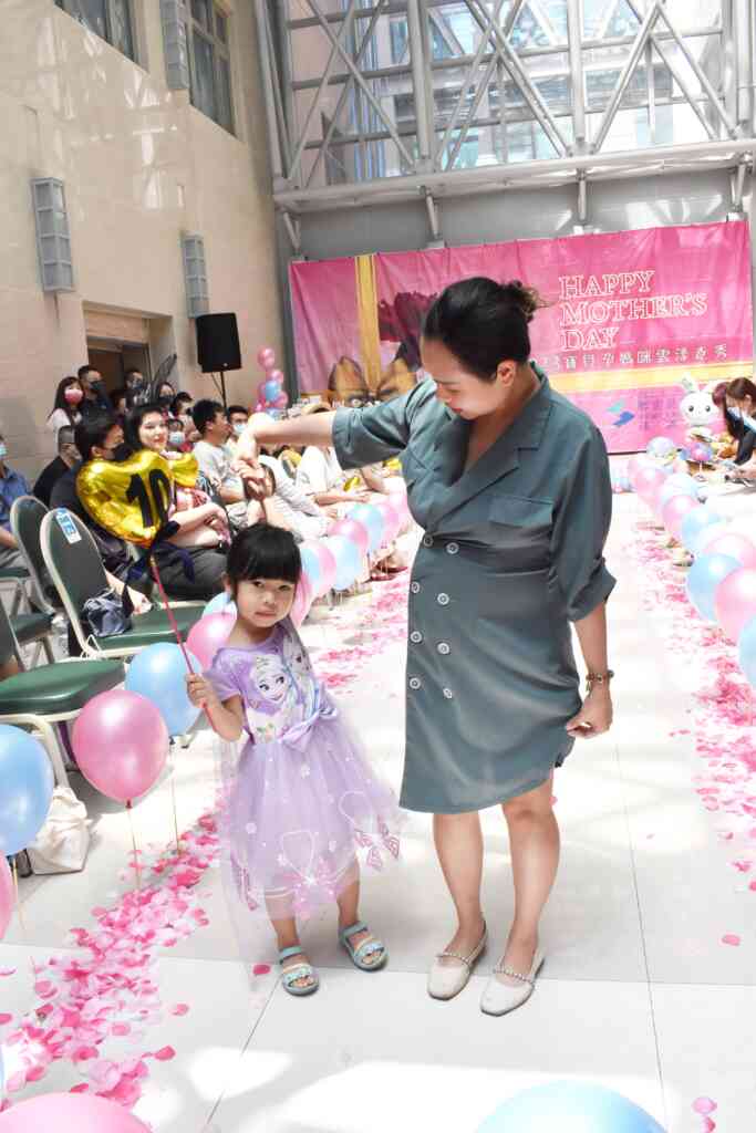 ▲孩子們牽領著媽媽們亮相，猶如巨星般閃亮，讓婆婆媽媽們在〝女王日〞有全新的喜樂體驗，親子感情更加濃郁甜蜜。（資料照片／林新醫院提供）