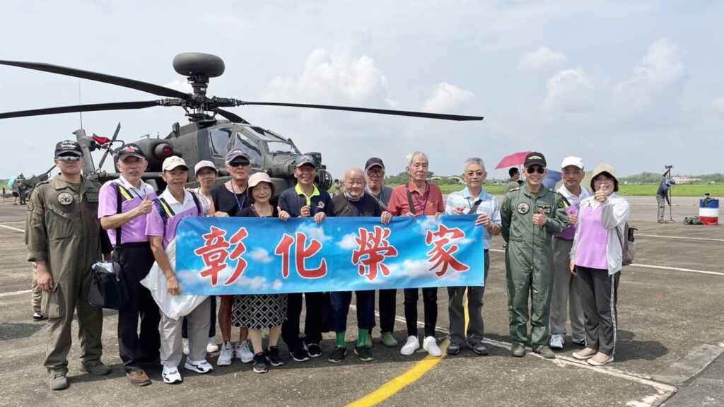 ▲彰化榮家家主任蘇再勝帶隊重回嘉義空軍基地憶過往。(彰化榮譽國民之家提供)