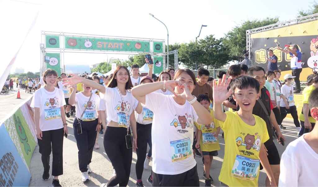 ▲約4000名親子跑友一起同歡樂。(記者廖妙茜翻攝)