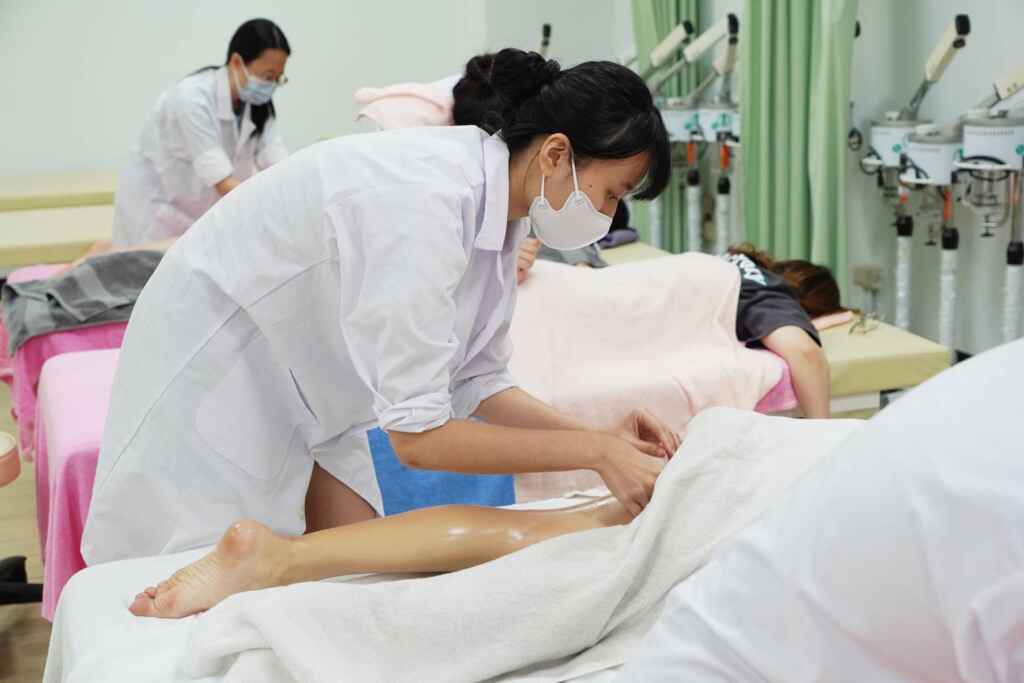 ▲大葉大學藥保系學生練習後腿部按摩。(大葉大學提供)
