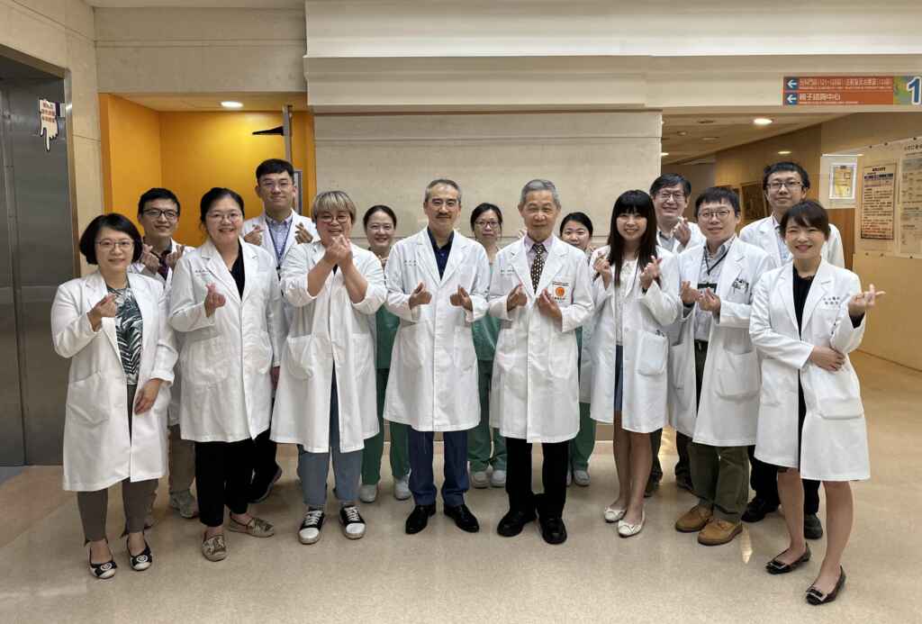 ▲中醫大附醫及中醫大兒醫成立「母嬰醫學中心」,由產科何銘主任(前排左四)及新生兒科林鴻志主任(前排右四)擔任共同召集人,含產母胎醫學組、新生兒科、兒童心臟科、兒童胸腔科、兒童肝膽腸胃科、兒童外科、病理部、臨床營養科、護理部等跨科專業,協助孕婦及先天異常嬰兒或早產兒。(中醫大附醫提供)