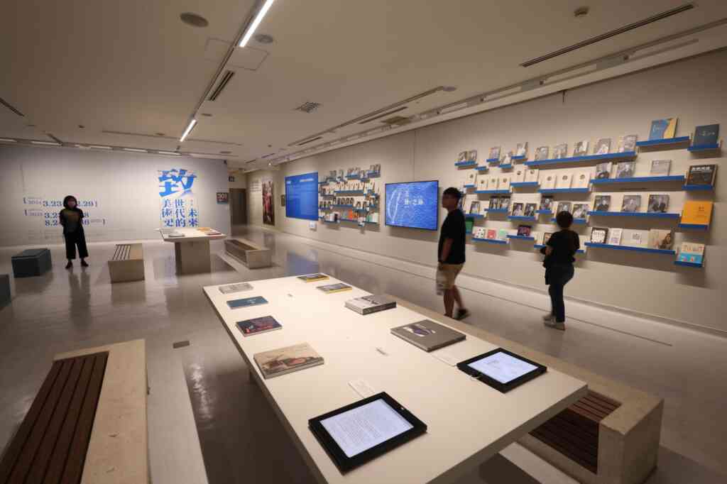▲「致未來世代的美術史」展場通道特別呈現國美館「家庭美術館─美術家傳記叢書」與「臺灣傑出藝術家紀錄片」兩項出版計畫,讓民眾透過觀看影片及翻閱書籍,走入臺灣跨越世代藝術家的創作歷史。(國美館提供)