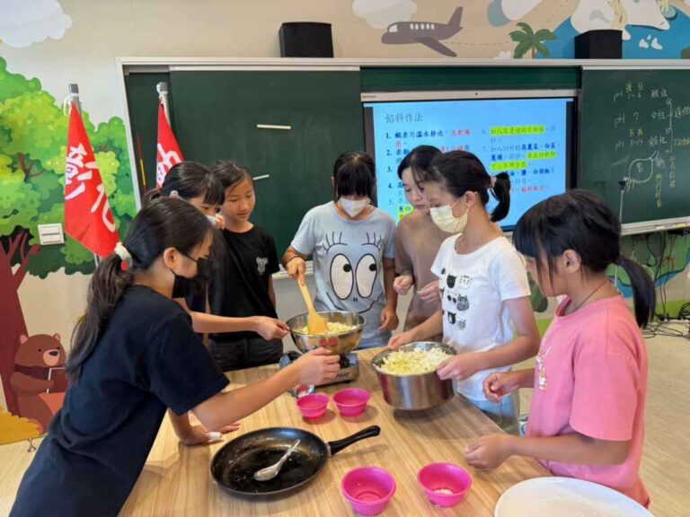 ▲在大葉大學藥保系師生的指導下，豐崙國小學童製作餡料。（大葉大學提供）