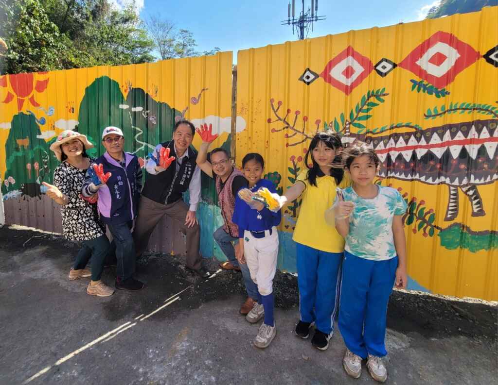谷關污水下水道興建工地圍籬　德芙蘭國小師生共同彩繪塗鴉