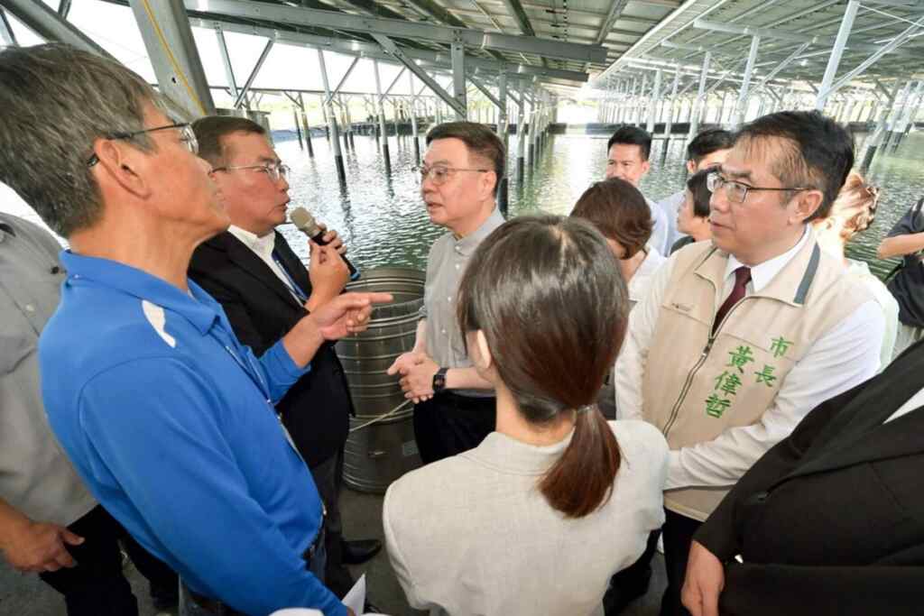 ▲卓揆參訪臺南漁電共生推動成果，訂定綠能產業透明回饋機制。（新傳處提供）