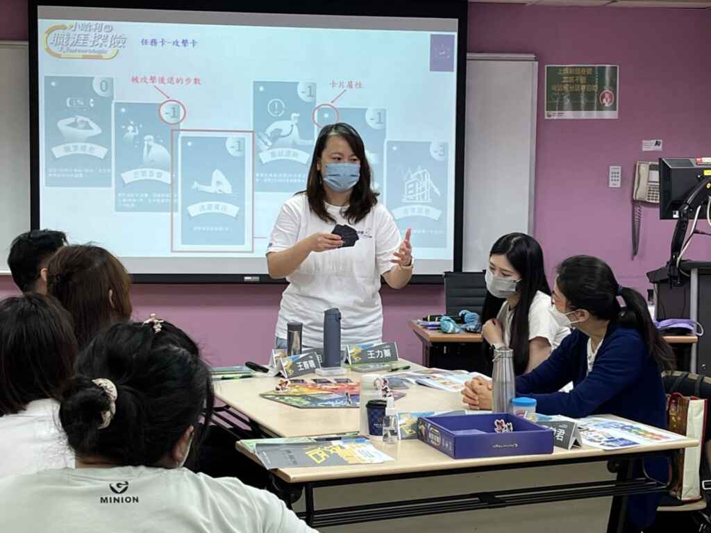 ▲陳歆儒研發職涯探索桌遊並擔任培訓講師。(中彰投分署提供)