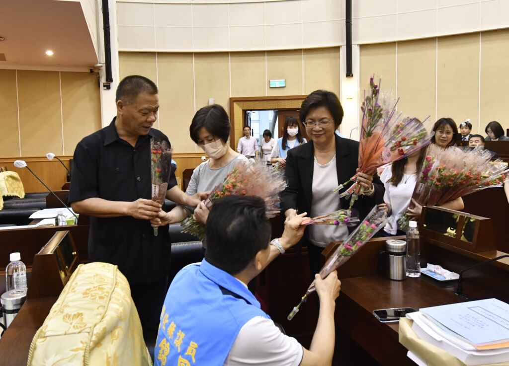 ▲彰化縣長王惠美、彰化縣副議長許原龍準備彰化在地優質康乃馨,致贈給與會議員及縣府一級主管等人,除了傳遞祝福以外,也以實際行動一同來行銷在地花卉。(記者林明佑翻攝)