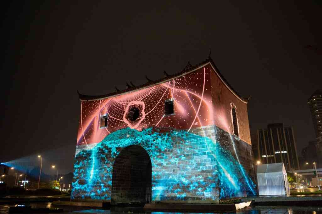▲台北建城140週年系列活動,「光映北門夜」光雕秀首映。(台北市文化局提供)