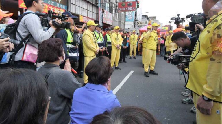 ▲白沙屯媽祖粉紅超跑抵彰化，彰化縣長王惠美與鄉親虔誠迎接來到彰化，王惠美獻花祈福，希望媽祖護佑台灣、護佑彰化，另祈求白沙屯媽祖來到彰化賜福後，讓伸港鄉車禍這對姊妹早日康復。（記者林明佑翻攝）