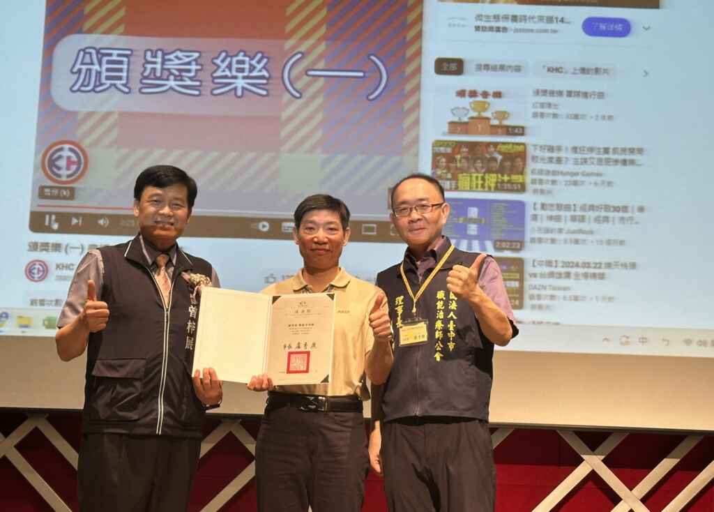 ▲服務滿30年資深職能治療師。(台中市衛生局提供)