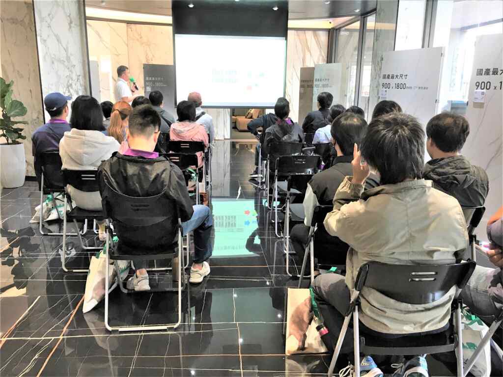 ▲學員前往建材公司參訪,認真聆聽各種建材的運用。(記者林明佑翻攝)