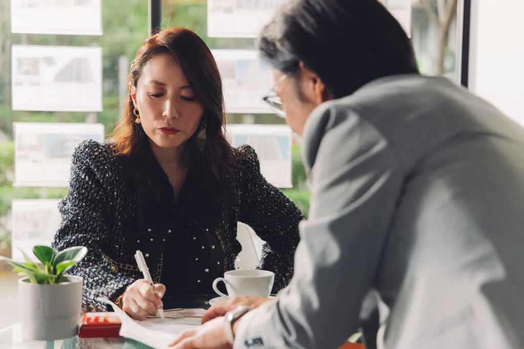 ▲(逆光電影股份有限公司提供)陳庭妮對面副總的熱烈追求,一度深陷其中,發現對方早有女友決定斬斷渣男。