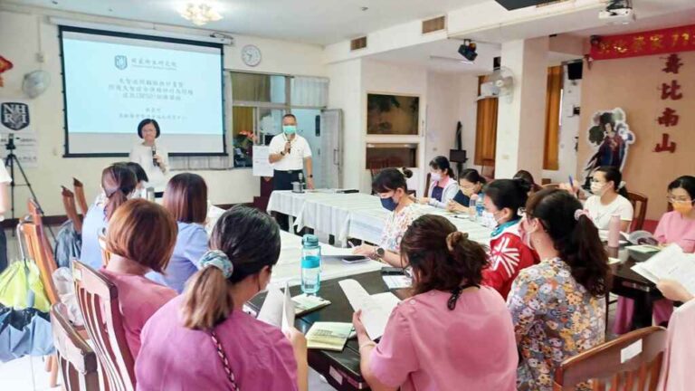 ▲臺中榮民總醫院高齡醫學科及國衛院高齡醫學暨健康福祉研究中心的嚴嘉明助理研究員率領團隊前往彰化榮家，針對醫事人員及照服員提供失智症者確診後相關支持照護。（彰化榮譽國民之家提供）