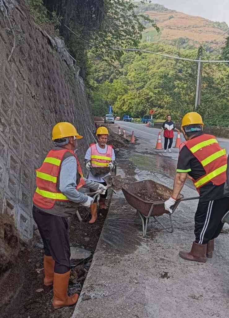 ▲職訓學員協助清理落石及路面周邊危險物品。(中彰投分署提供)