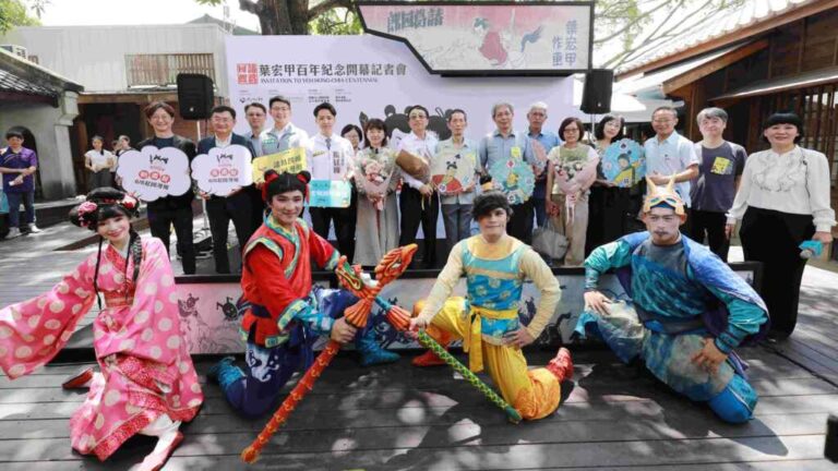 ▲國漫館「葉宏甲百年紀念」特展開幕，臺中市議員江肇國（前排左起）、前立法委員黃國書、臺中市議員黃守達、立法委員羅廷瑋、文化部次長李靜慧、葉宏甲之子葉佳龍、資深漫畫家紀厚博、國漫館籌備處代理主任黃淑娥（右1）、漫畫家小莊（右2）等合影。（國漫館提供）