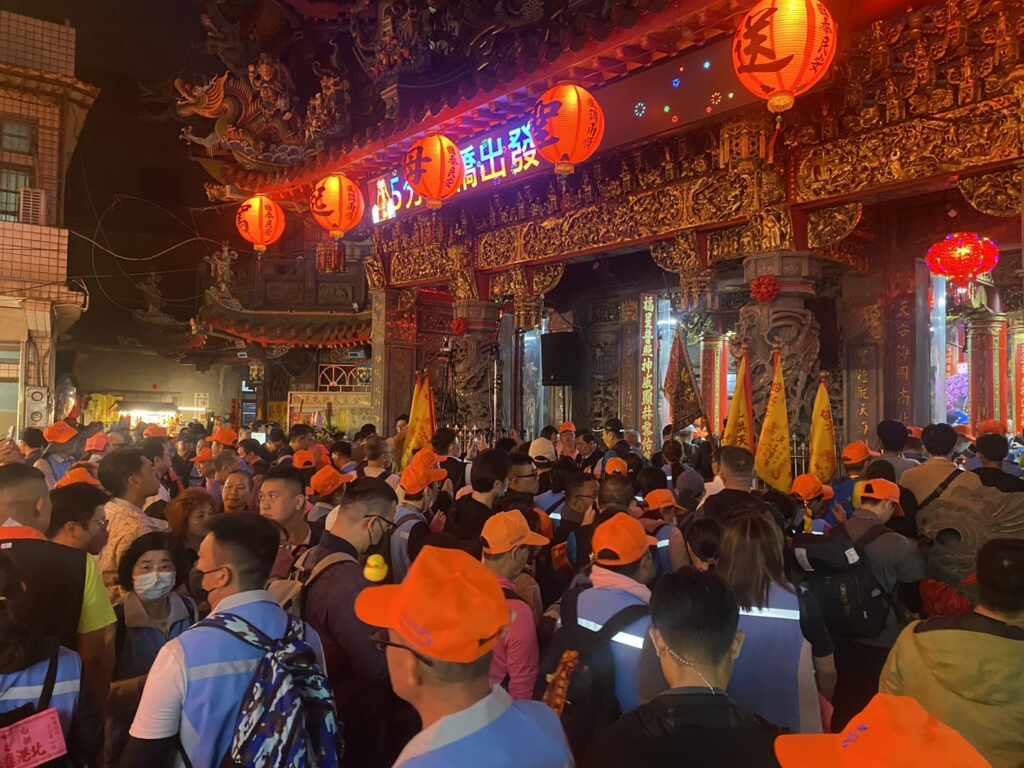 ▲白沙屯媽祖進香倒數,苗栗拱天宮一早擁湧入許多信眾前來參香祈福。(記者張玉泰攝)