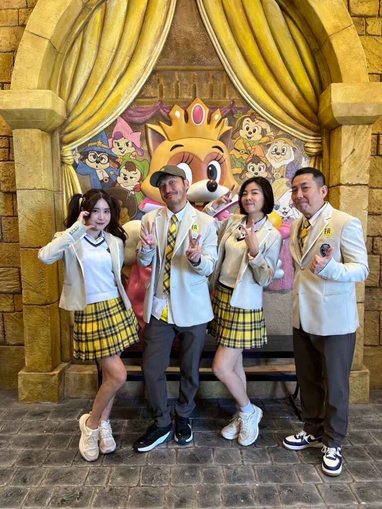 ▲《綜藝玩很大》前進韓國釜山左起孟潔、KID、米可白、屈中恆換上高校生制服。(好看娛樂提供)