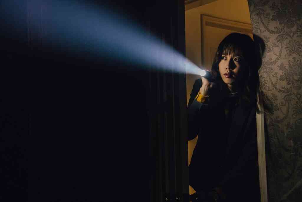 ▲陳庭妮在《幸福房屋事件簿》飾演「怕窮不怕鬼」資深房仲,勇闖五花八門的凶宅事件。(逆光電影股份有限公司提供)
