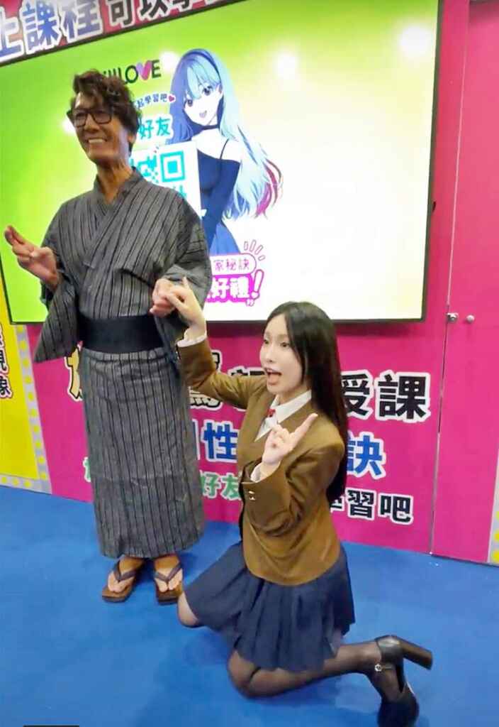 ▲素有暗黑IU之稱的艾悠驚喜現身,艾悠說,一直仰慕加藤鷹老師的才華,帶著拜師禮請求加藤鷹收他為女弟子當場跪下拜師。(大象傳媒提供)