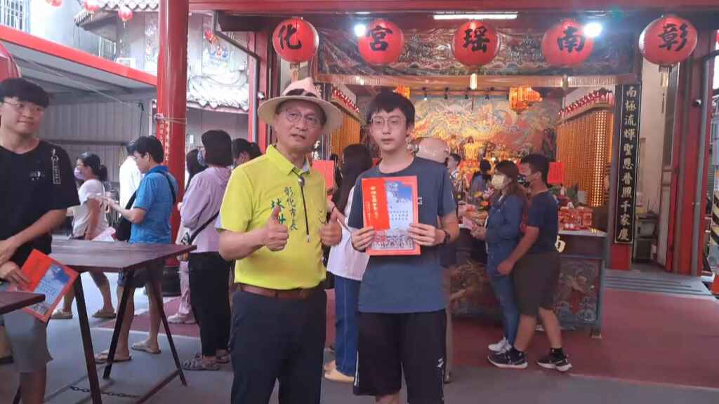 ▲南瑤宮頒發910名學生獎學金,南瑤宮管理人市長林世賢向獲獎者恭喜之餘,語重心長期勉學生與家長,要學習媽祖的精神(后德配天),有能力和有機會時,多多救濟弱勢族群!(記者林明佑攝)