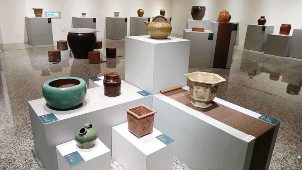 ▲彰化生活美學館秘書李明俊表示,這些展品反映了劉館長對陶藝的特殊理解和對台灣常民文化的關愛與關照。(記者林明佑攝)