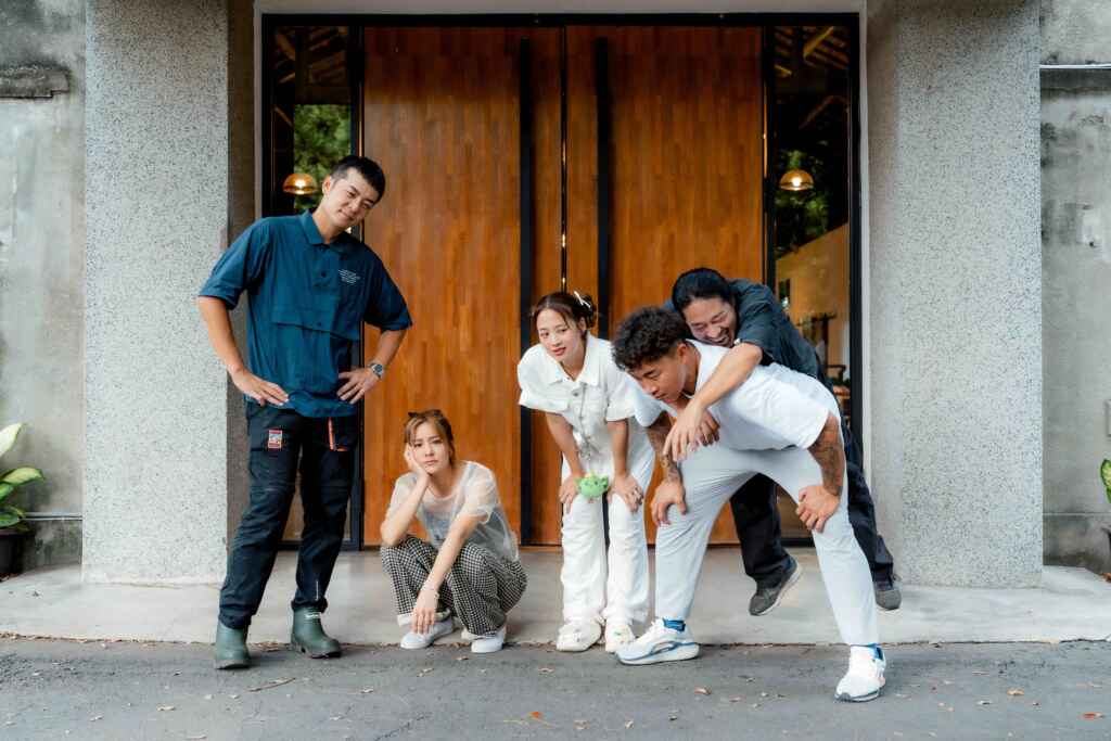 ▲《嗨!營業中》卡司陣容公佈郭泓志、莎莎、亂彈阿翔、鬼鬼吳映潔、姚元浩(好看娛樂提供)
