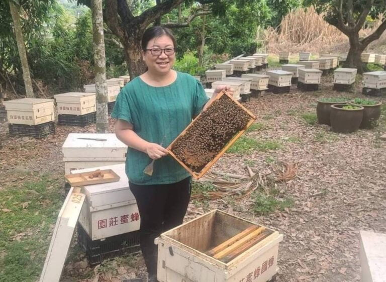 ▲蜂國蜂蜜莊園女主人劉京妮感謝南投就業中心推蔫冬青入職，使在地養蜂業連續3年獲得全國國產蜂蜜品質評比評鑑特等獎的事蹟讓更多國人知曉。（中彰投分署提供）