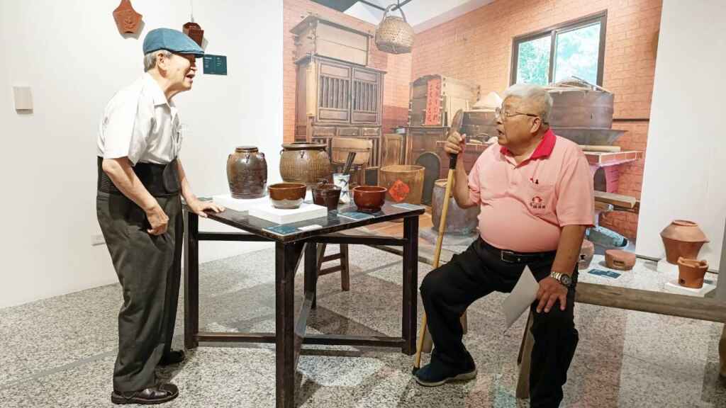 ▲劉峯松常民生活陶美學收藏展展區「傳統灶咖」。(記者林明佑翻攝)