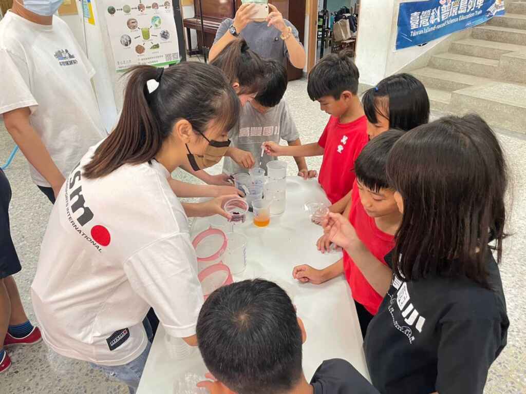 ▲大葉大學消防學程帶領萬豐國小體驗科學遊戲。(大葉大學提供)