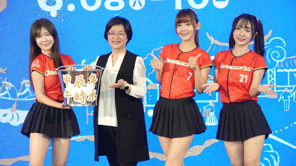 ▲鹿港慶端陽國際龍舟錦標賽,中華職棒高人氣的「味全龍啦啦隊」將組隊共襄盛舉,體驗「扒龍船」的樂趣,歡迎全國民眾到場觀賽,體驗精彩刺激的夜間龍舟賽。 (記者林明佑攝)
