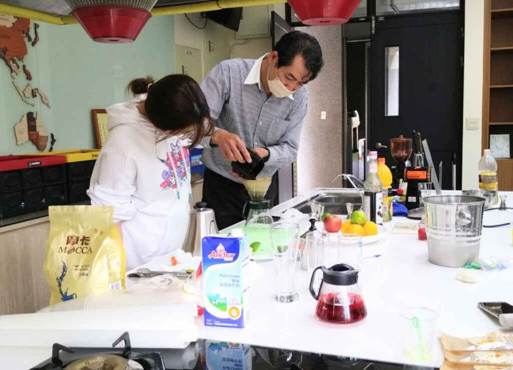 ▲大葉大學烘焙飲調學程陳俊華老師(右)指導田中高中學生飲調技巧。(大葉大學提供)