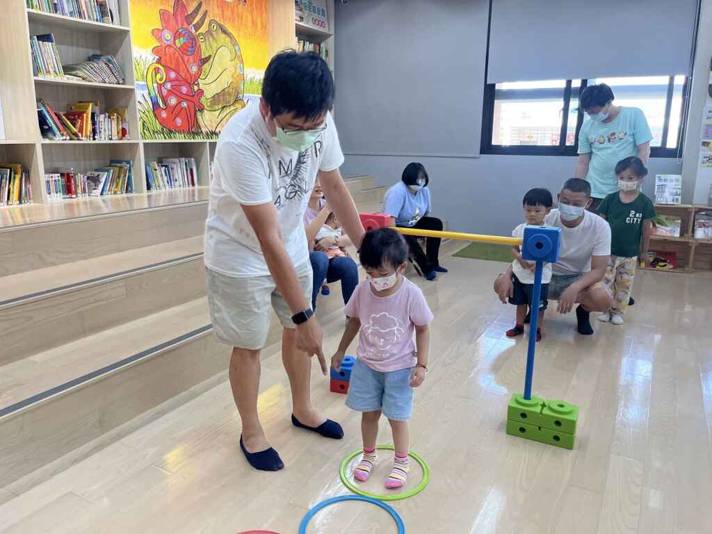▲男性參與家庭照顧工作,對於幼童的身心健康發展至關重要,同時也促進了家庭成員間更緊密的連結。(屏東縣政府提供)