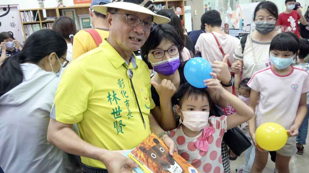 ▲陳姓民眾對圖書館館慶活動表示高度讚賞,她認為這種活動可以培養大朋友和小朋友的讀書習慣,並不再依賴手機。(記者林明佑攝)